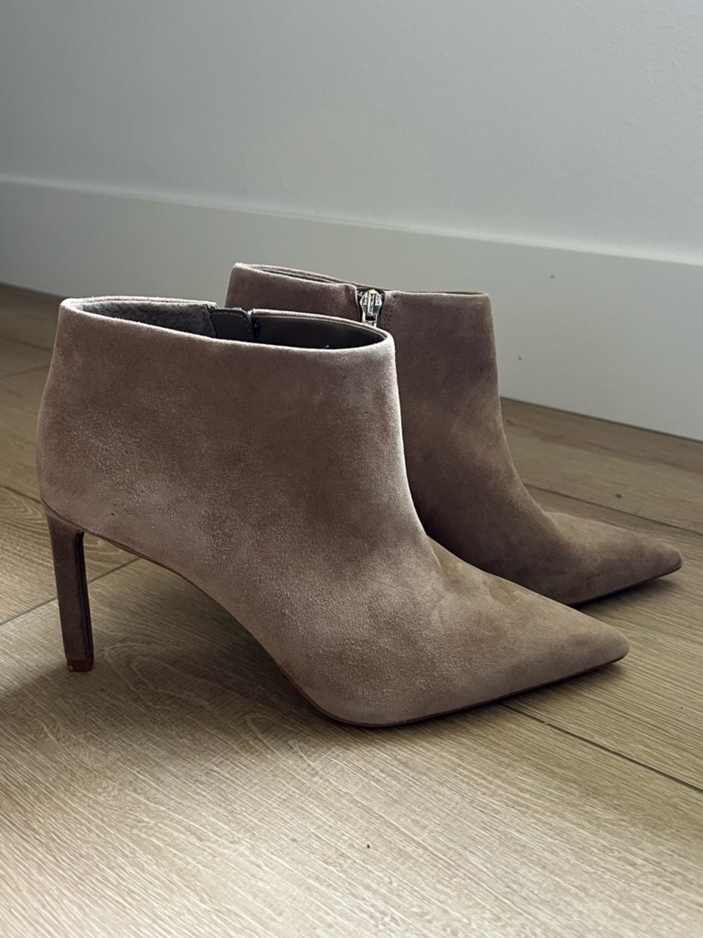 NWOT Vince Camuto Saston Women’s Taupe Suede Pointed-Toe Ankle Booties Sz 8.5